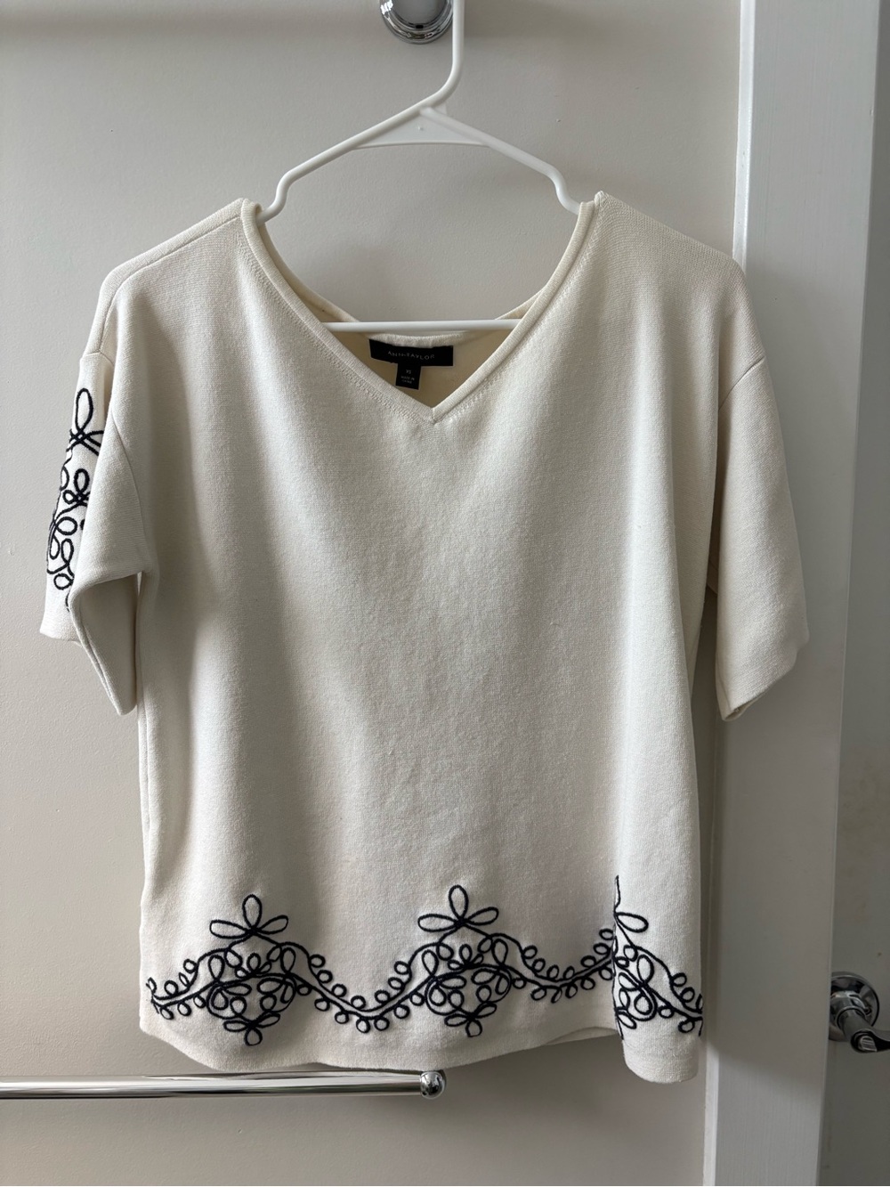 Ann Taylor Worthington Cream Embroidered V-Neck Short Sleeve Top